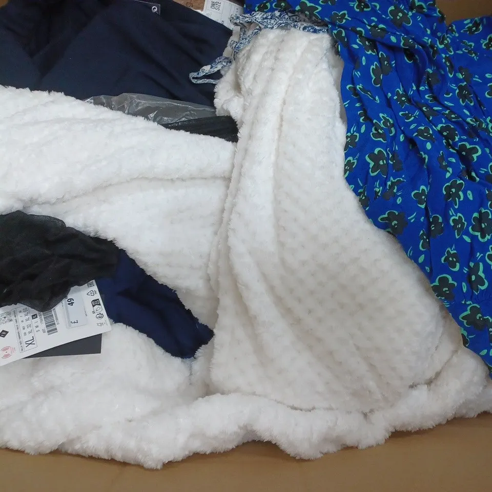 BOX OF APPROXIMATELY 30 ASSORTED CLOTHING ITEMS TO INCUDE - TROUSERS , SHORTS , SPORTS TOP ETC