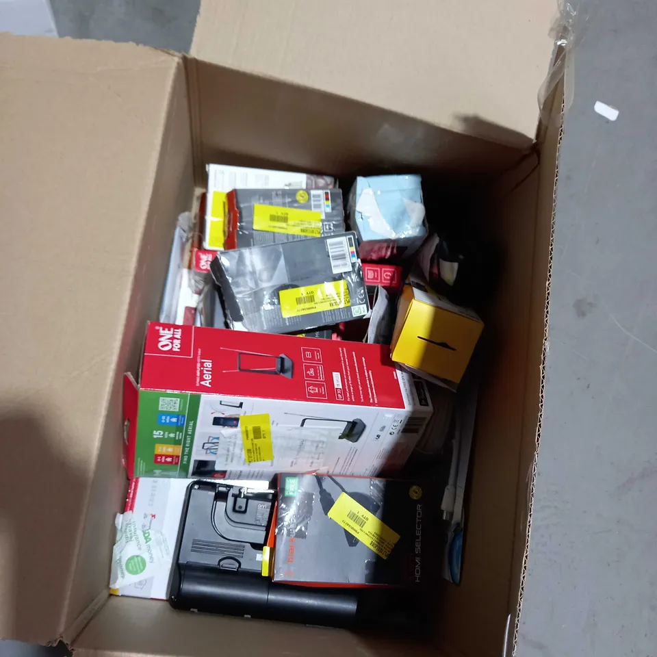 BOX OF APPROXIMATELY 18 ASSORTED ITEMS TO INCLUDE A 90W UNIVERSAL LAPTOP CHARGER,A USB WEBCAM, BLUETOOTH QI CHARGING ALARM CLOCK AND A BLUETOOTH SPEAKER