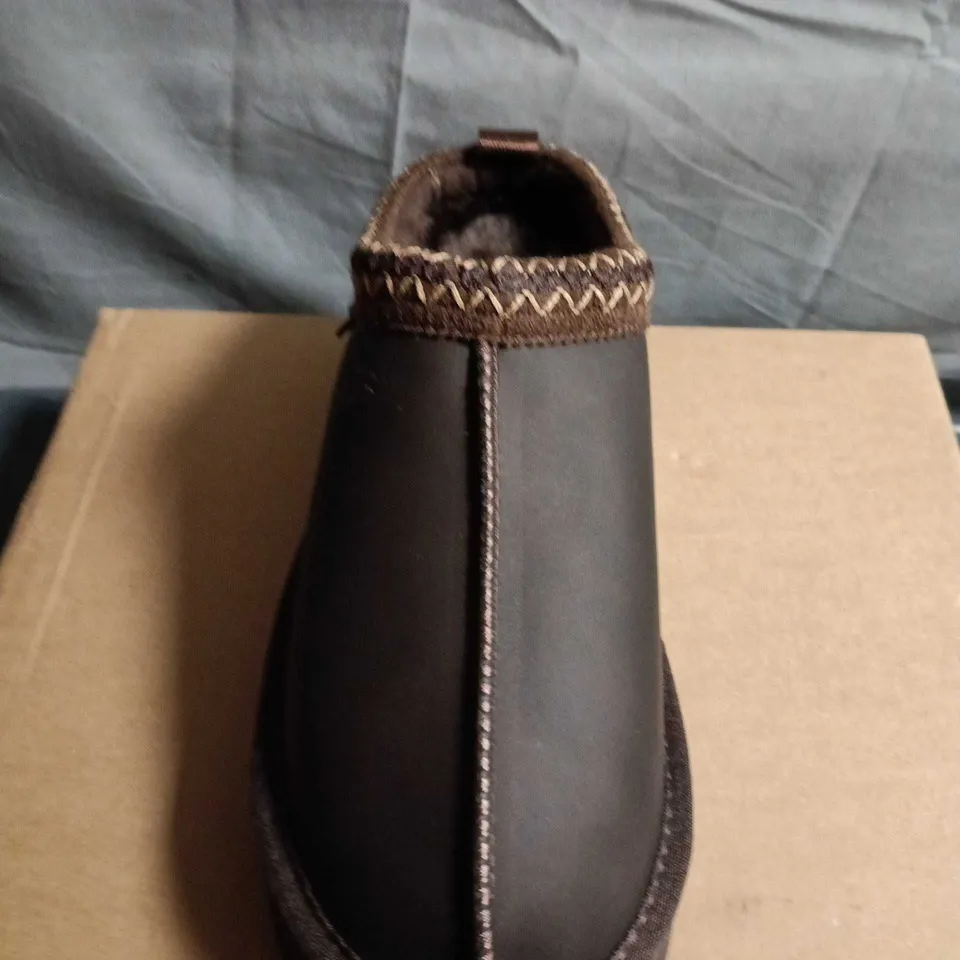 UGG BLACK LEATHER SLIP-ON BOOTS - UK SIZE 7