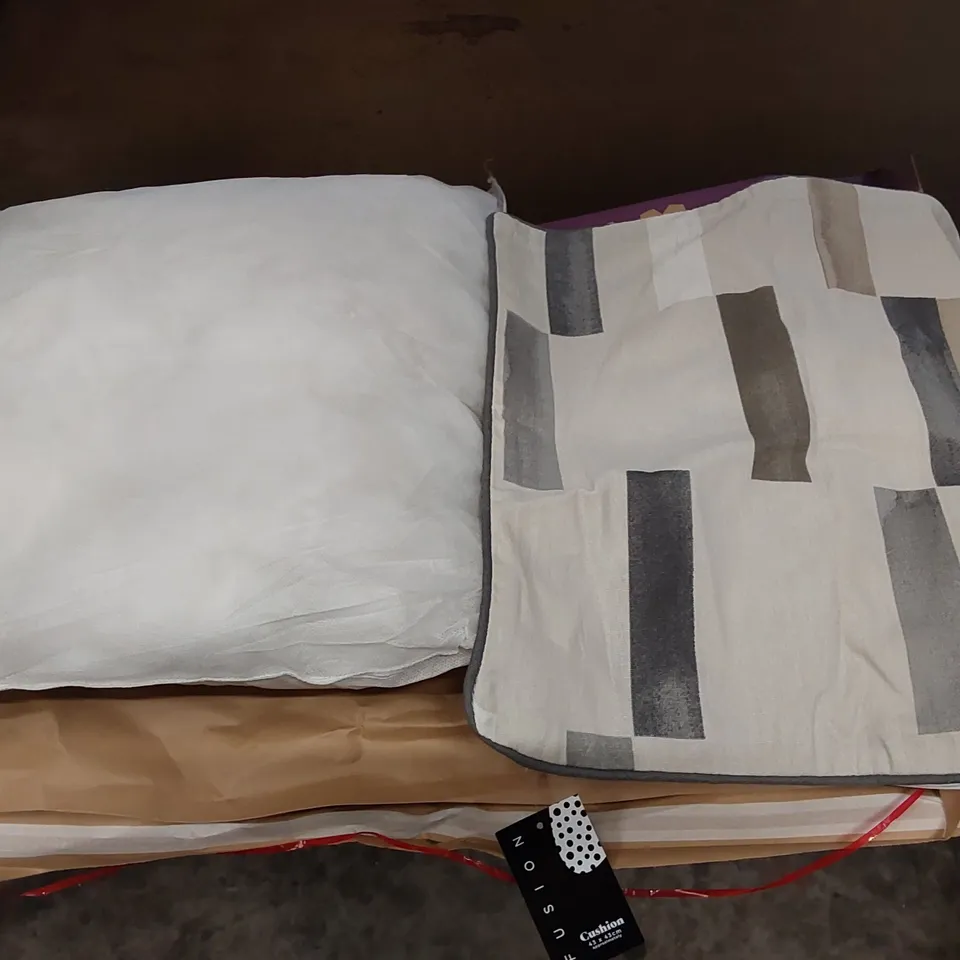 BAGGED GEOMETRIC SQUARE SCATTER CUSHION WITH FILLING (1 ITEM)