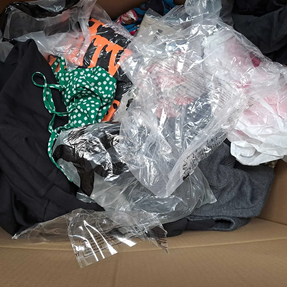 APPROXIMATELY 25 ASSORTED CLOTHING ITEMS IN VARIOUS SIZES TO INCLUDE - SPORTS TOP , CARDIGAN , DRESS ETC