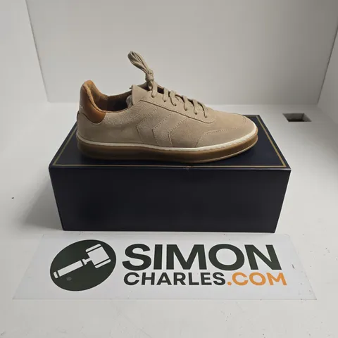 BOXED PAIR OF FAIRFAX & FAVOR OMENS KENDRICK TRAINERS IN FAWN SUEDE - UK 7.5