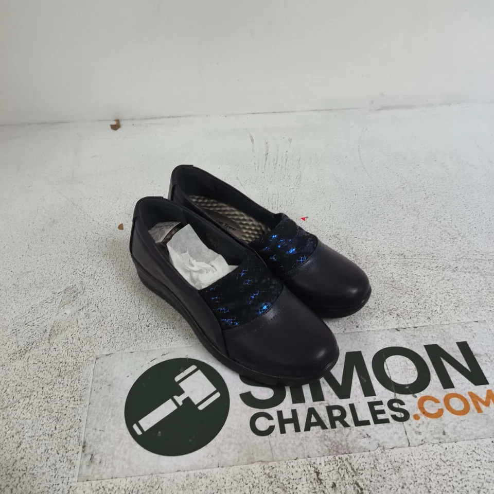 UK 5 SHOE TREE IRENE NAVY LEATHER SLIP-ON SHOES