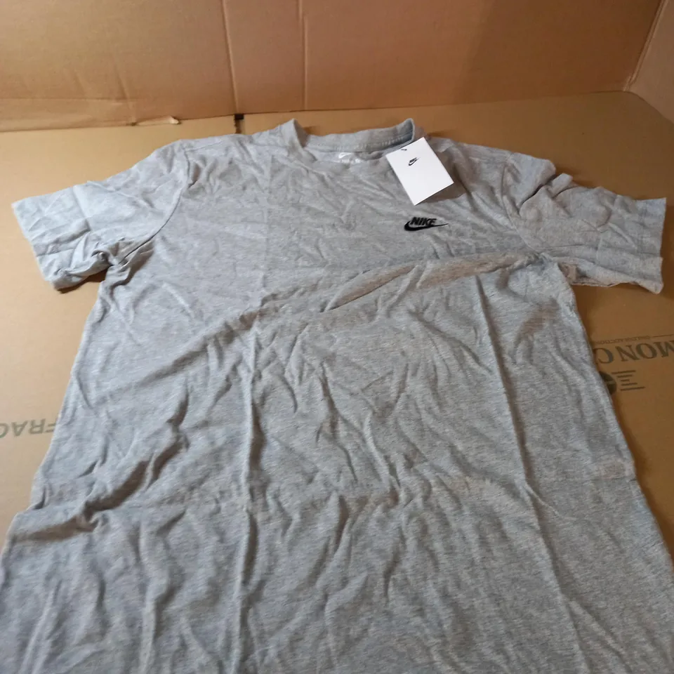 NIKE `THE NIKE TEE` GREY TSHIRT - SIZE M