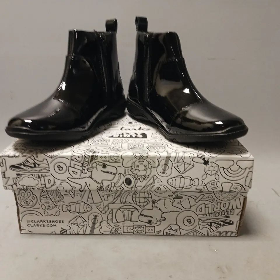 BOXED PAIR OF CLARKS PLAY PRINTS RELDA GLOW KIDS SHOES IN GLOSSY BLACK UK SIZE 13