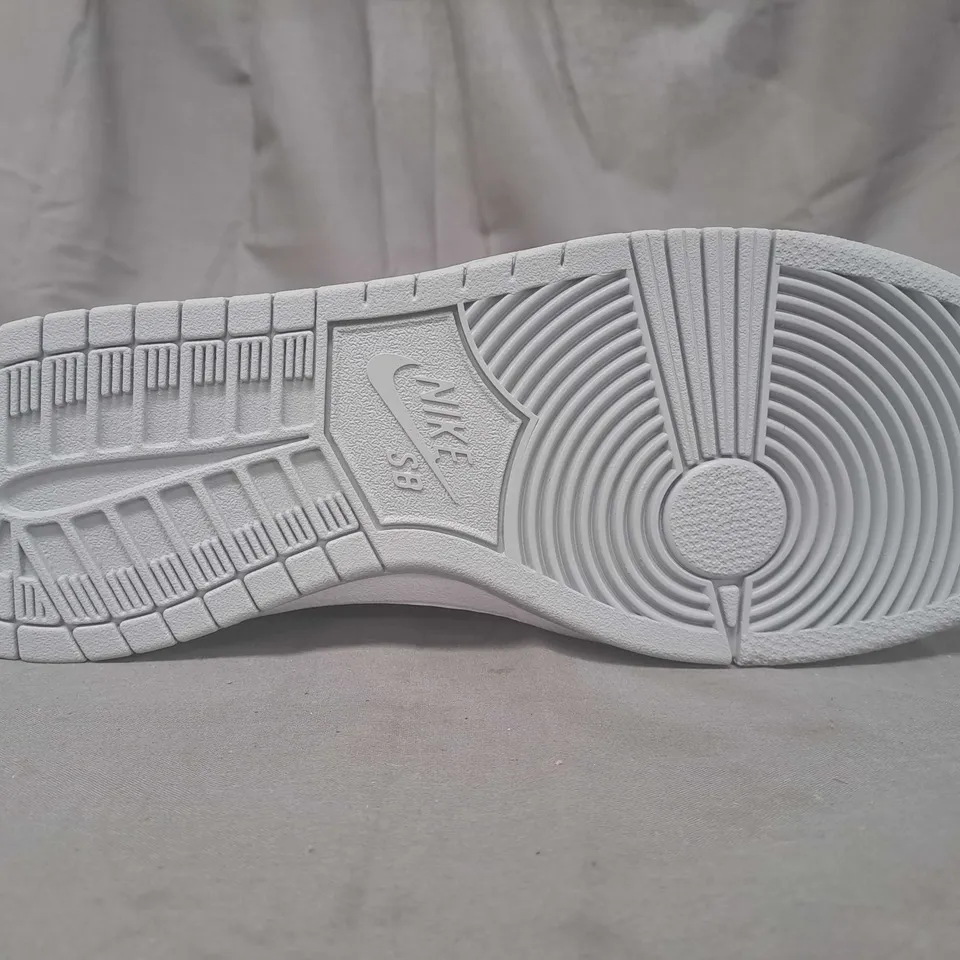 BOXED PAIR OF NIKE DUNK LOW SHOES IN GREY/WHITE UK SIZE 10