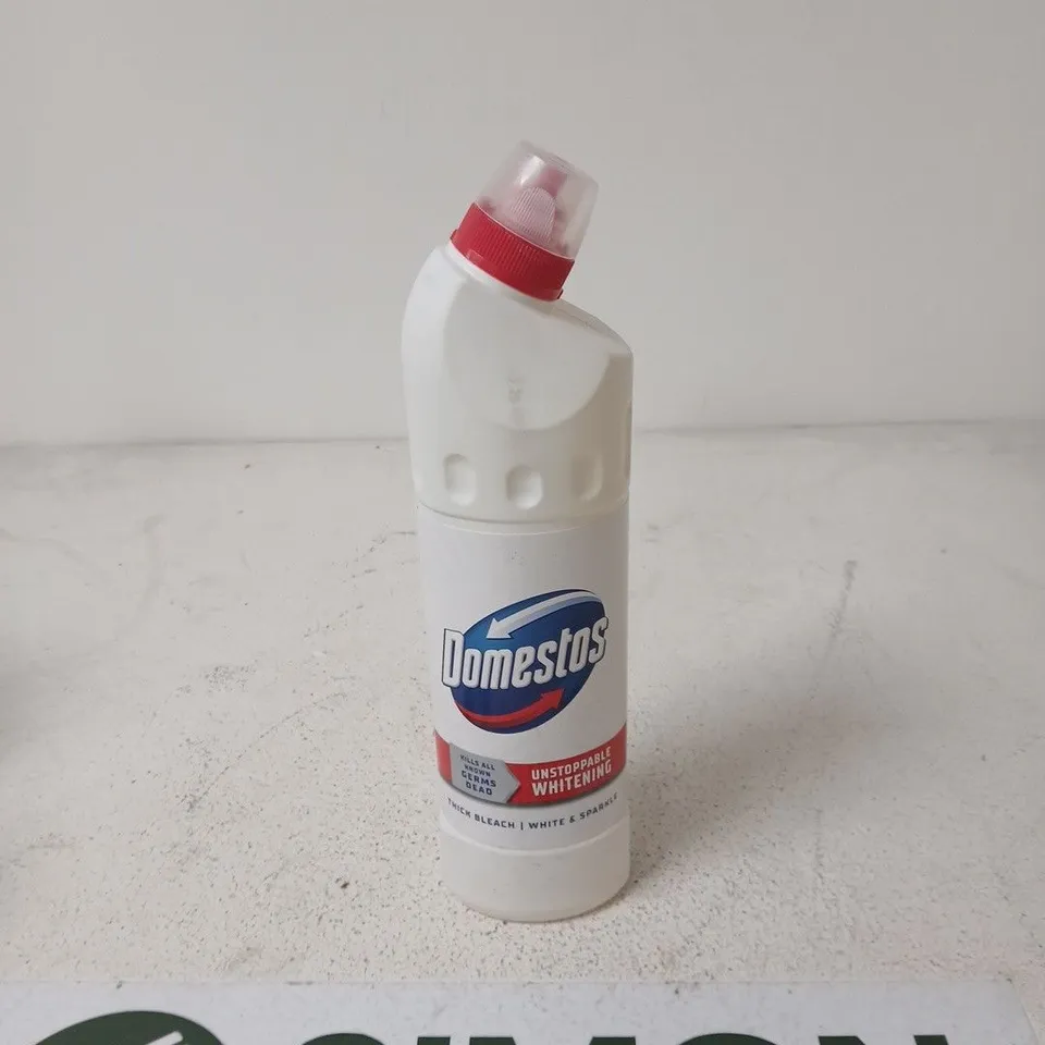 APPROXIMATELY 12 ASSORTED HOUSEHOLD LIQUIDS INCLUDING DETTOL SPRAY , DOMESTOS THICK BLEACH AND COMFORT FRESH SCENT BOOSTER