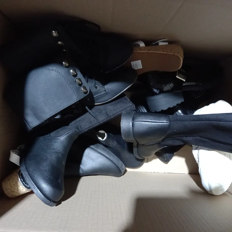 APPROXIMATELY 10 PAIRS OF ASSORTED KIDS SHOES IN VARIOUS STYLES AND SIZES 