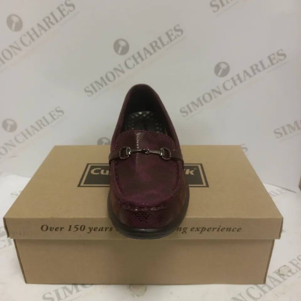 BOXED PAIR OF CUSHION WALK SLIP ON SHOES - SIZE 5 