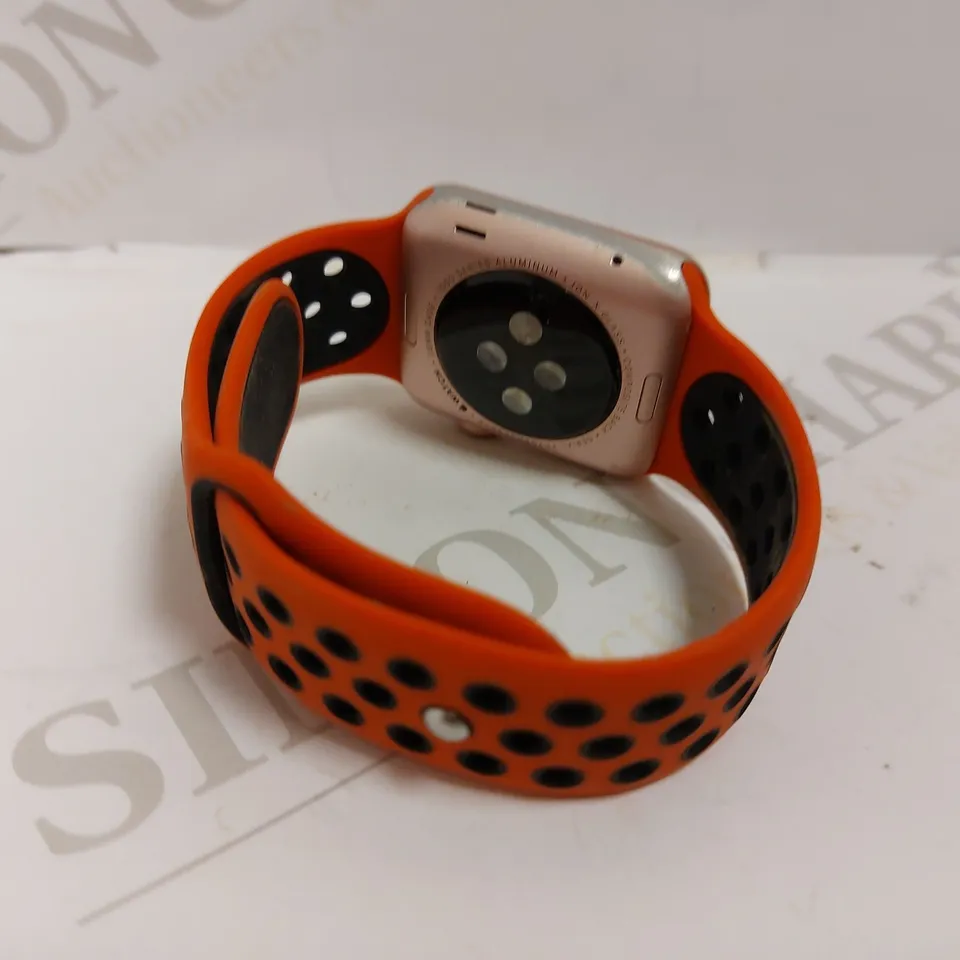 APPLE WATCH SERIES 7000 WITH RUBBER STRAP