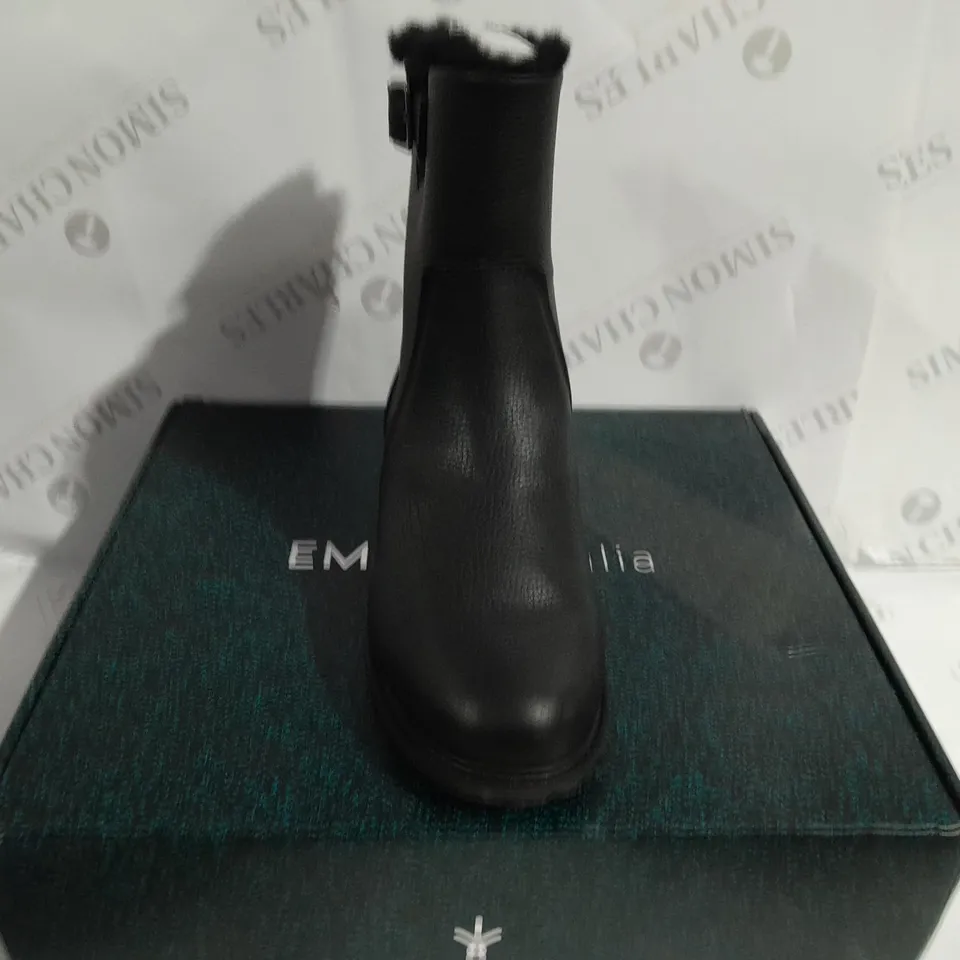 BOXED PAIR OF EMU AUSTRALIA EXPLORER BYRON BOOTS BLACK SIZE 4