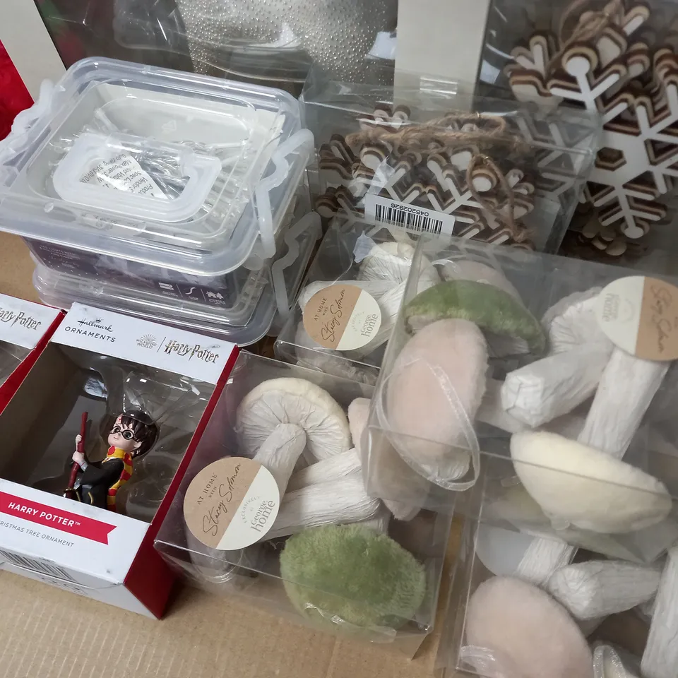 LOT OF APPROXIMATELY 26 ASSORTED BRAND NEW SEASONAL ITEMS TO INCLUDE MUSICAL STOCKINGS, STRING LIGHTS AND TREE DECORATIONS