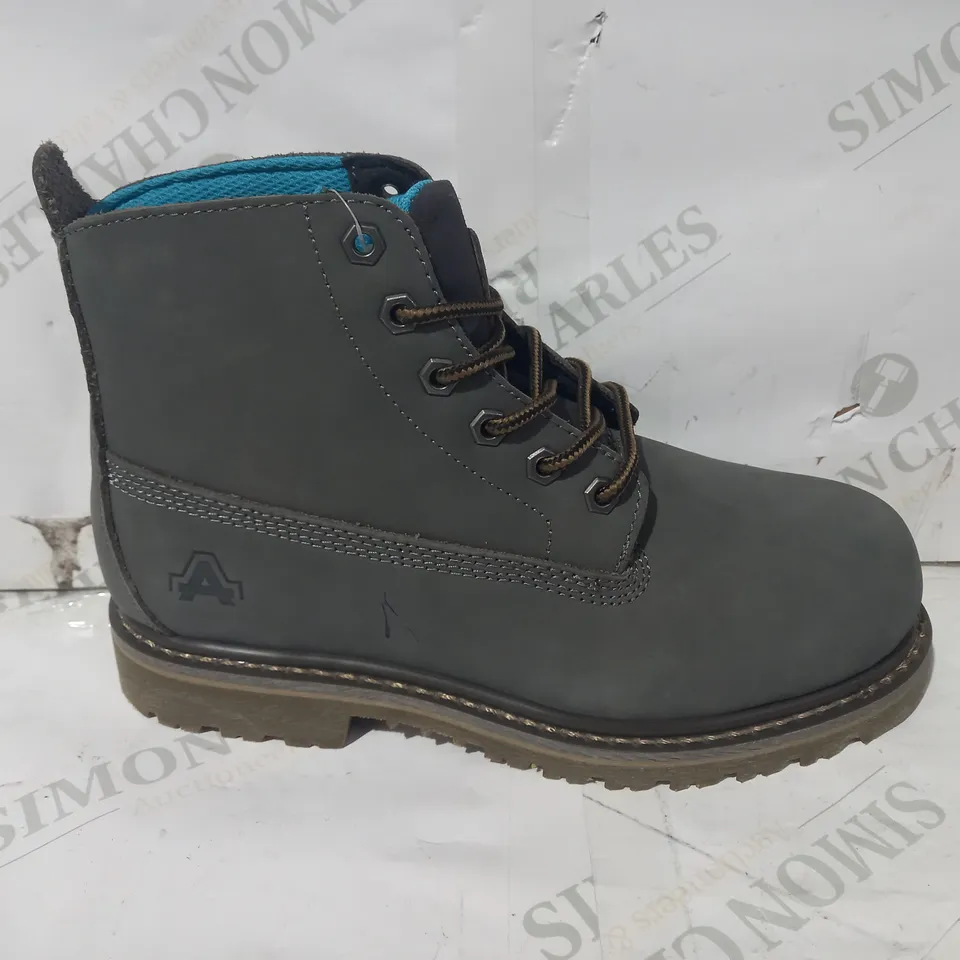 BOXED PAIR OF AMBLERS FAUX LEATHER SAFETY BOOTS IN GREY UK SIZE 6