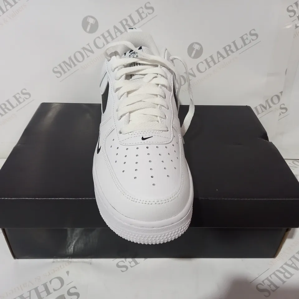 BOXED PAIR OF NIKE AIR FORCE 1 '07 LV8 SHOES IN WHITE/BLACK UK SIZE 6.5