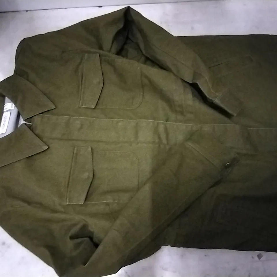 BOX CONTAINING D&CO DENIM SHIRT , GREEN , SIZE M, 7PCS 