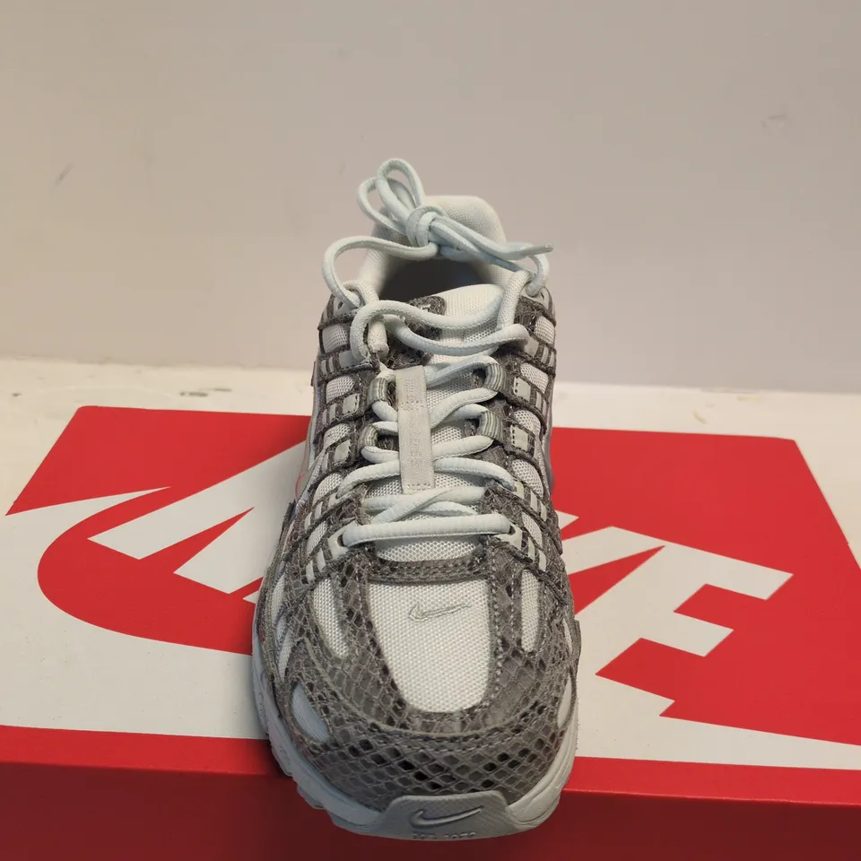 BOXED PAIR OF NIKE P-6000 SE TRAINERS – UK SIZE 6.5