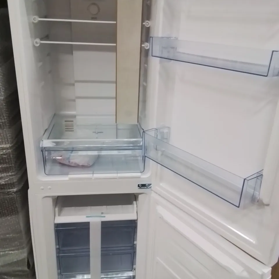 BOXED SWAN SR156120W 55CM 50/50 TOTAL NO FROST FRIDGE FREEZER - WHITE