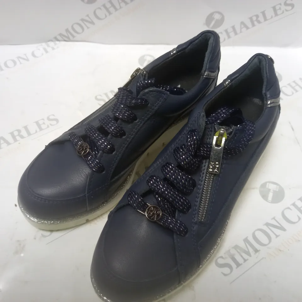 NAVY BLUE SNAKE SKIN PRINT SHOES - SIZE 3