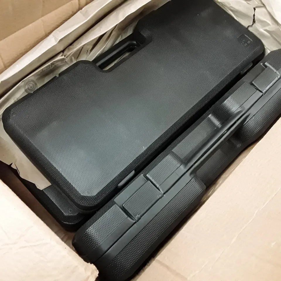 BOX CONTAINING 3 CHISEL WOODWORKING KIT