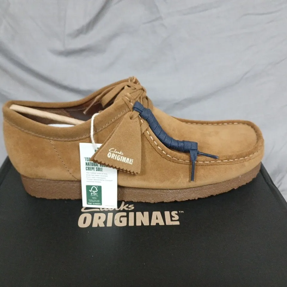 BOXED CLARKS ORIGINALS WALLABEE SHOES IN COLA SUEDE -  UK 10½G