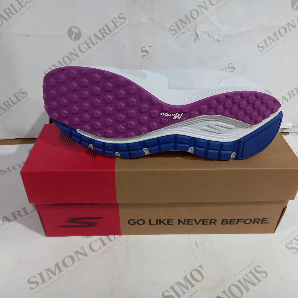 BOXED PAIR OF SKECHERS GO RUN PERFORMANCE SHOES WHITE/PURPLE UK SIZE 7
