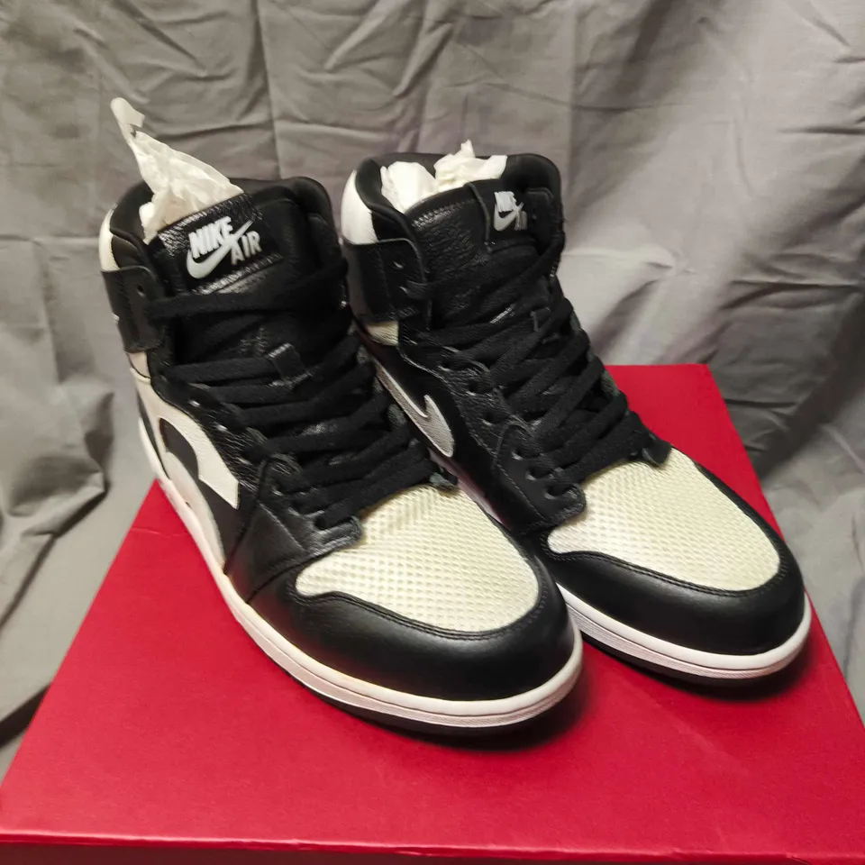 NIKE AIR TRAINERS IN BLACK/WHITE - 12