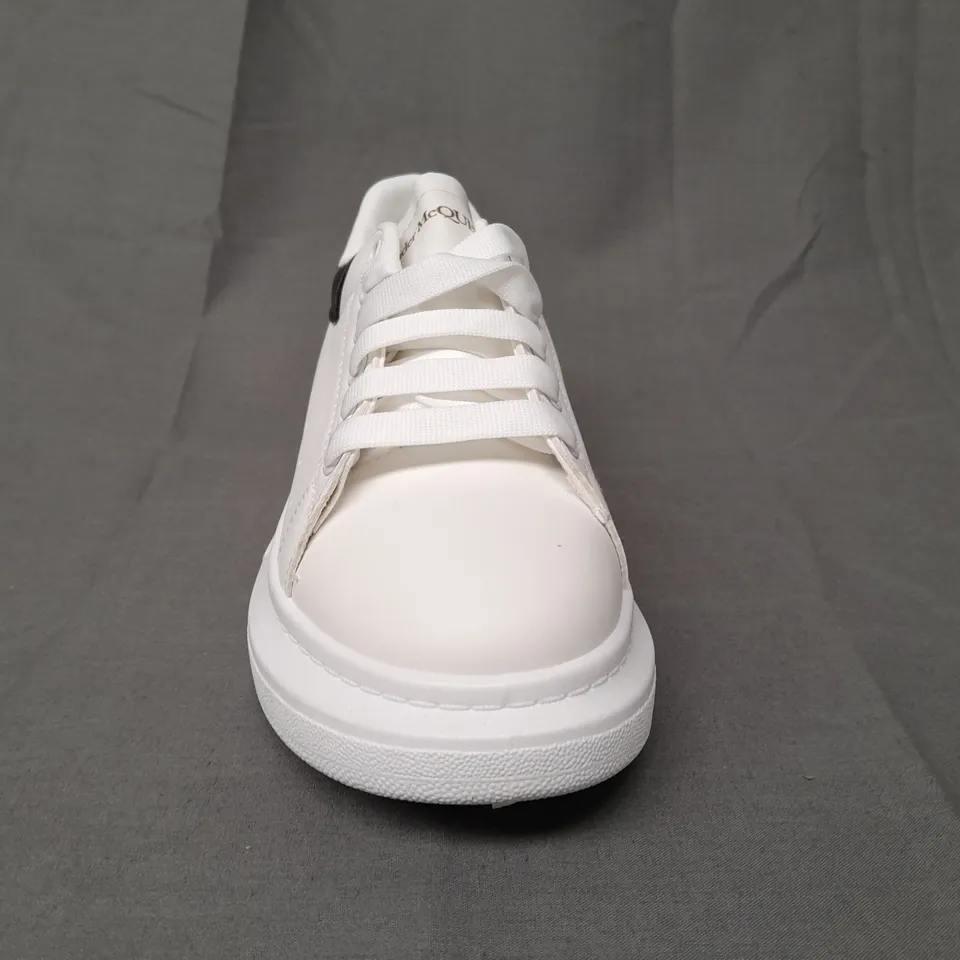 BOXED PAIR OF DESIGNER SHOES IN WHITE/BLACK EU SIZE 38