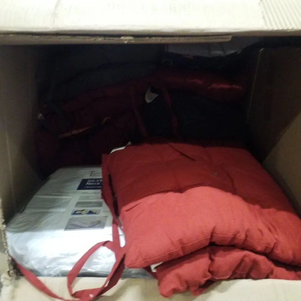 PALLET CONTAINING ASSORTED CUSHIONS & BEAN BAGS