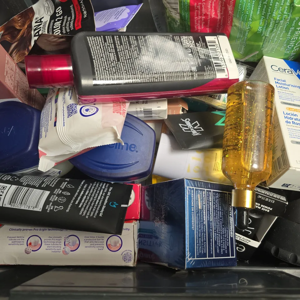 APPROXIMATELY 15 ASSORTED HEALTH & BEAUTY ITEMS TO INCLUDE - VASELINE COCOA RADIANT , JOHNSONS BABY OIL ETC
