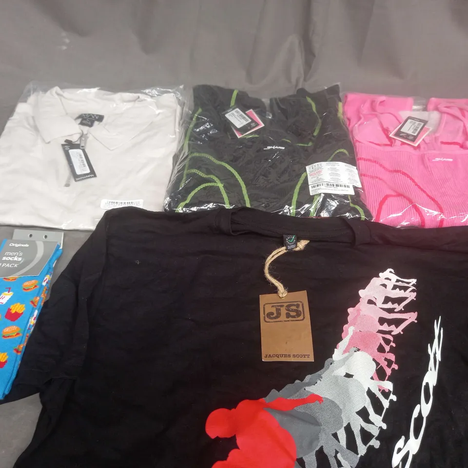 BOX OF APPROXIMATELY 25 ASSORTED CLOTHING ITEMS TO INCLUDE - SOCKS , POLO SHIRT , T-SHIRT ETC
