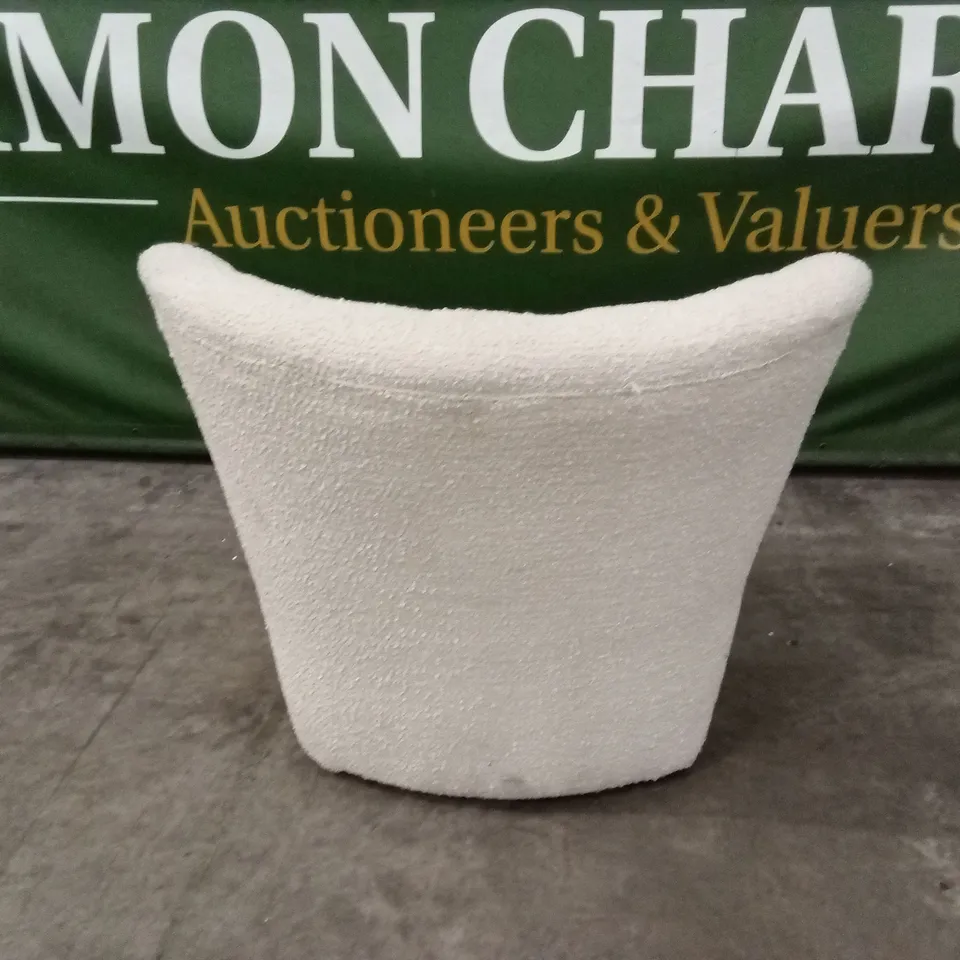 QUALITY DESIGNER WHITE BOUCLE FABRIC WINGBACK ARMCHAIR ON FEET AND FRONT CASTORS