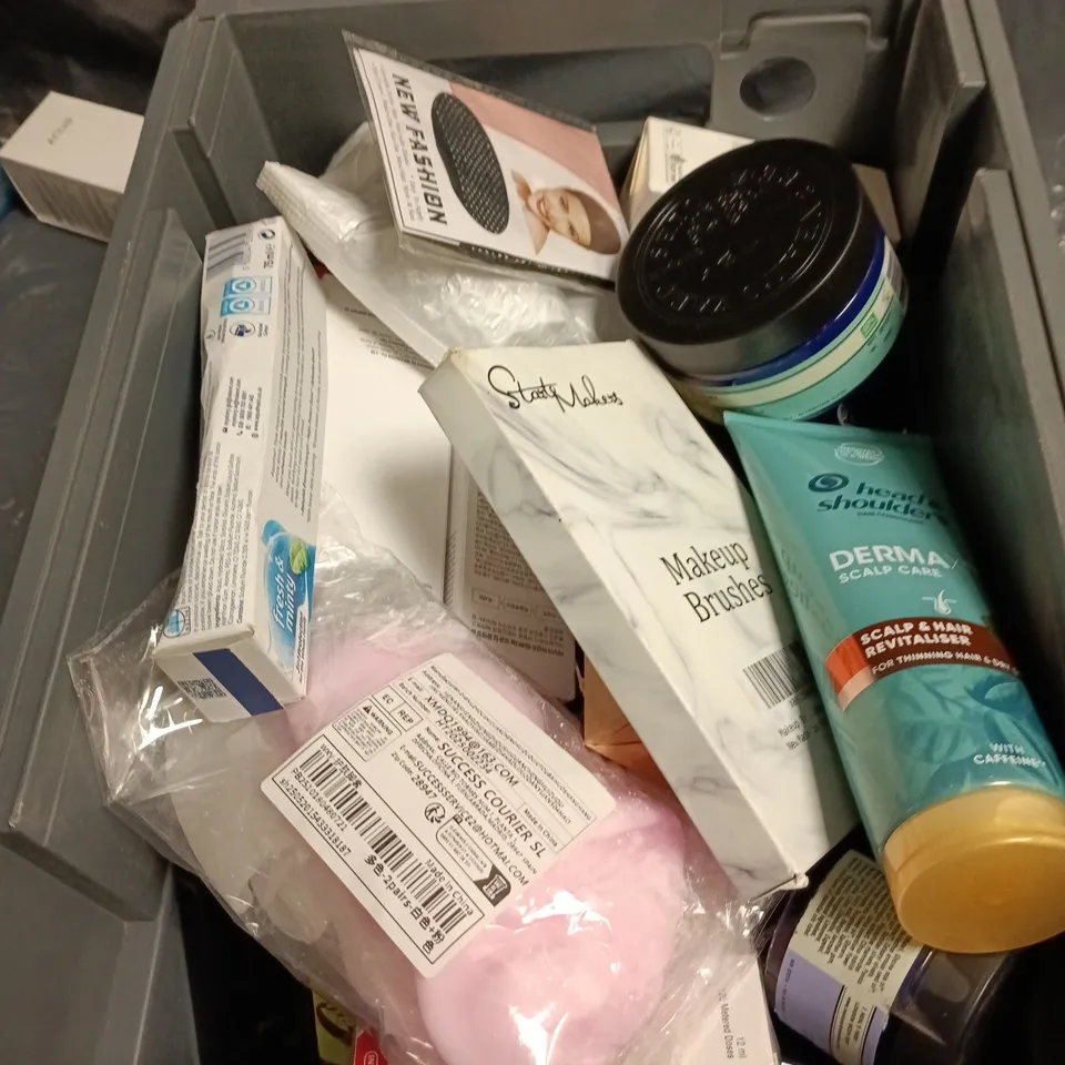 APPROXIMATELY 15 ASSORTED ITEMS OF COSMETICS INCLUDING MAKEUP BRUSHES, HEAD AND SHOULDERS SCALP CARE, NEALS YARD DEODORANT AND ORANGE FLOWER NIGHT CREAM