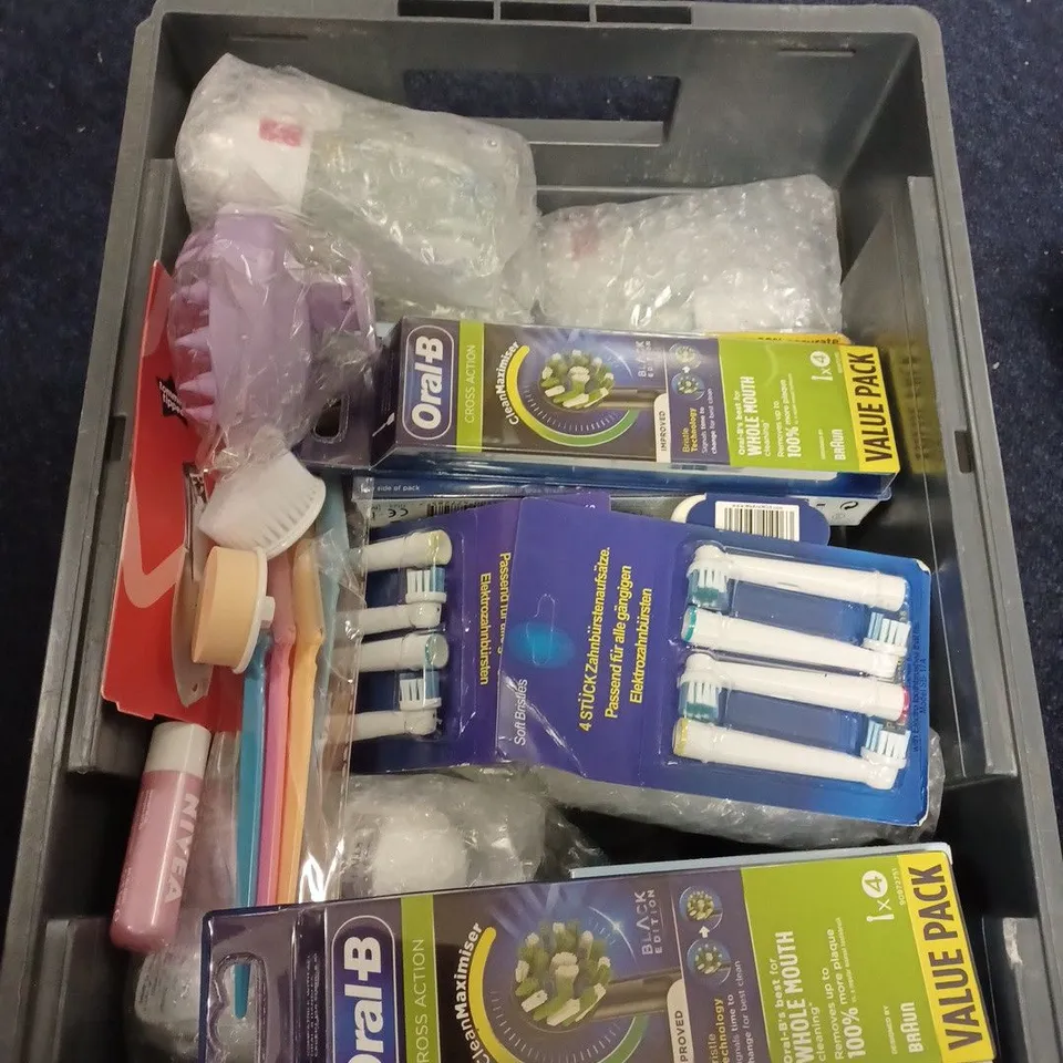 LOT OF APPROXIMATELY 20 COSMETICS ITEMS TO INCLUDE SHAMPOO , PADSS , NIVEA ROLL ON'S , ETC  