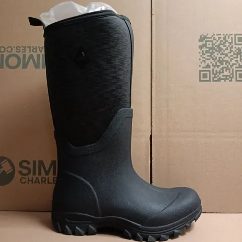 BOXED PAIR OF HARRY HALL NEOPRENE WELLINGTON BOOTS IN BLACK SIZE UK 6