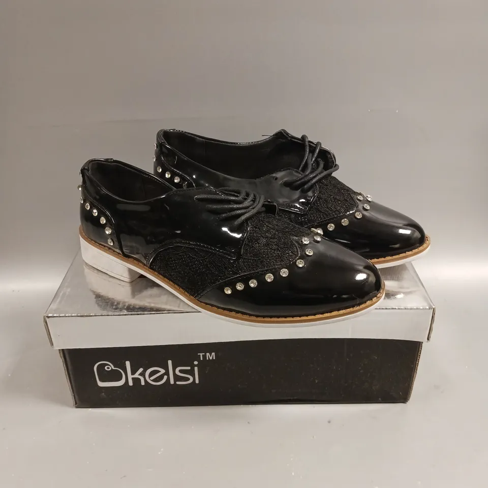 BOXED PAIR OF KELSI LACED SEQUINED SHOES IN BLACK - 3