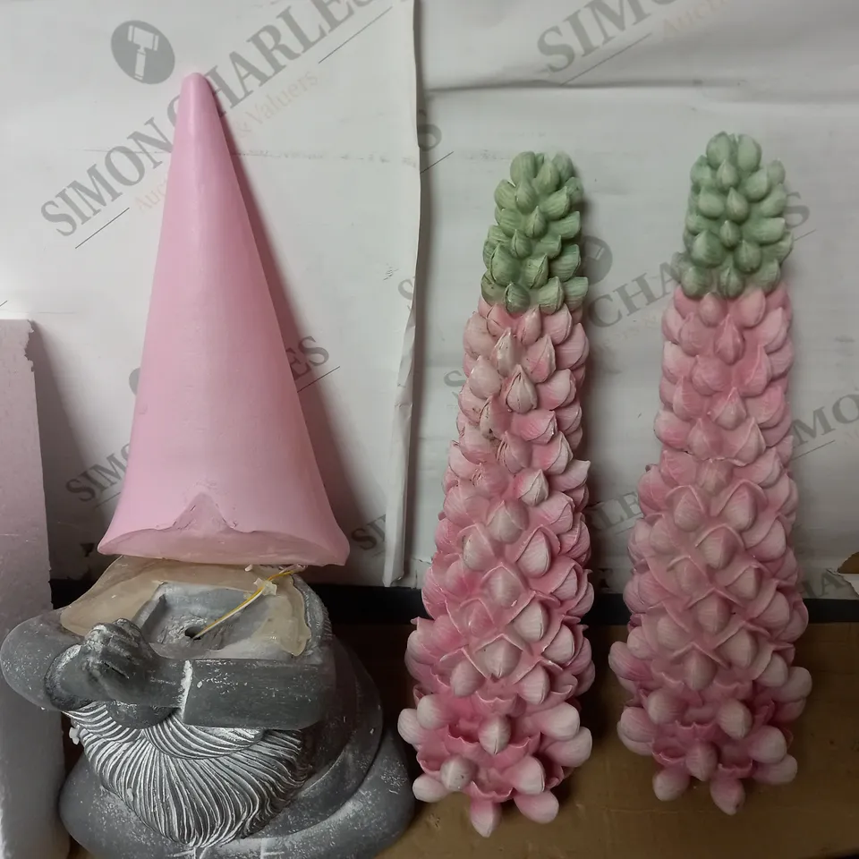 LOT OF 7 ASSORTED HOUSEHOLD ITEMS TO INCLUDE GARDEN ORNAMENTS, TILI COSMETICS BAG AND LED CANDLES