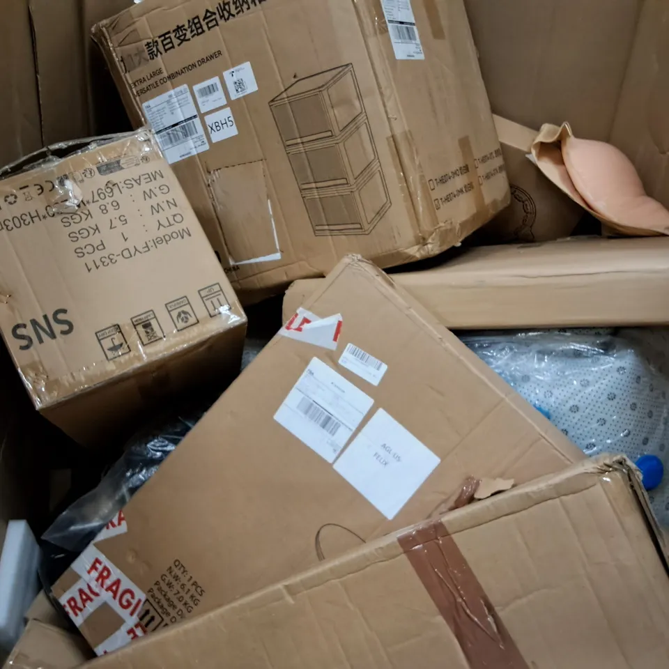 PALLET OF ASSORTED HOUSEHOLD ITEMS TO INCLUDE COG THEMED WALL CLOCK, ANIMAL PEN AND WOK PAN