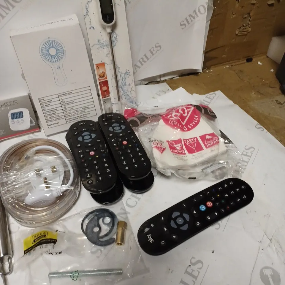 LOT OF ASSORTED ITEMS TO INCLUDE EXTRA-LIFE KITCHEN GLOVES , PORTABLE FAN , ETC