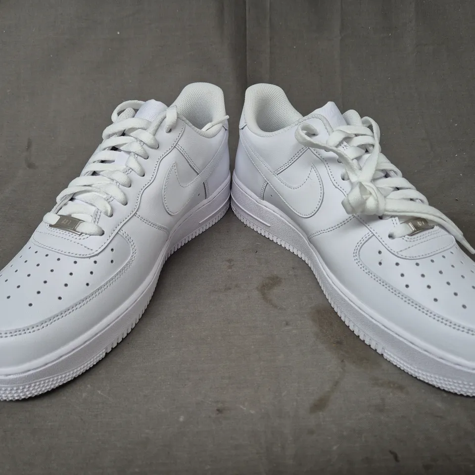 BOXED PAIR OF NIKE AIR FORCE 1 '07 SHOES IN WHITE UK SIZE 11