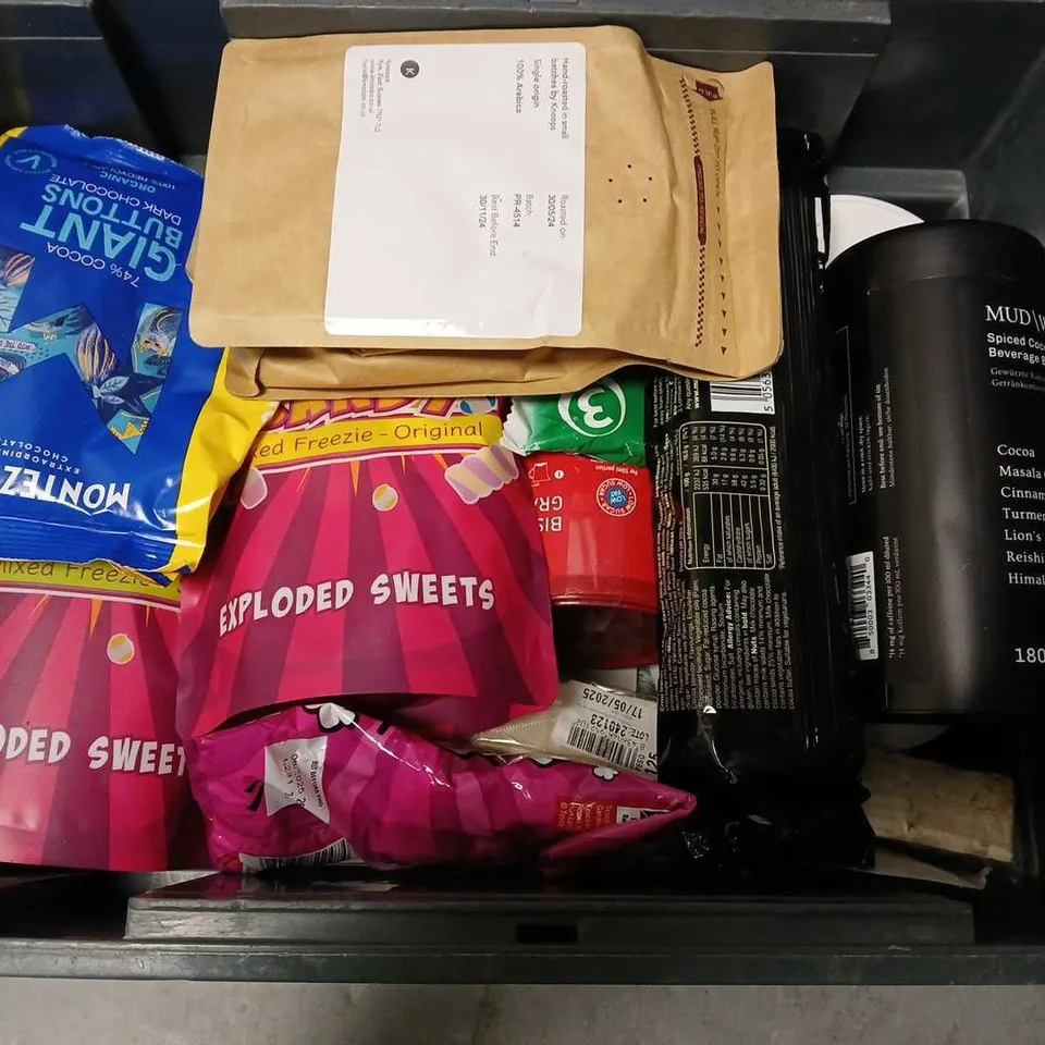 APPROXIMATELY 18 ASSORTED FOOD & DRINK PRODUCTS TO INCLUDE PACT COFFEE SITIO DE JAJA (250g), MARS SECRET CENTRE BISCUIT, HUGH 5 ISOTONIC HYDRATION (300g), ETC