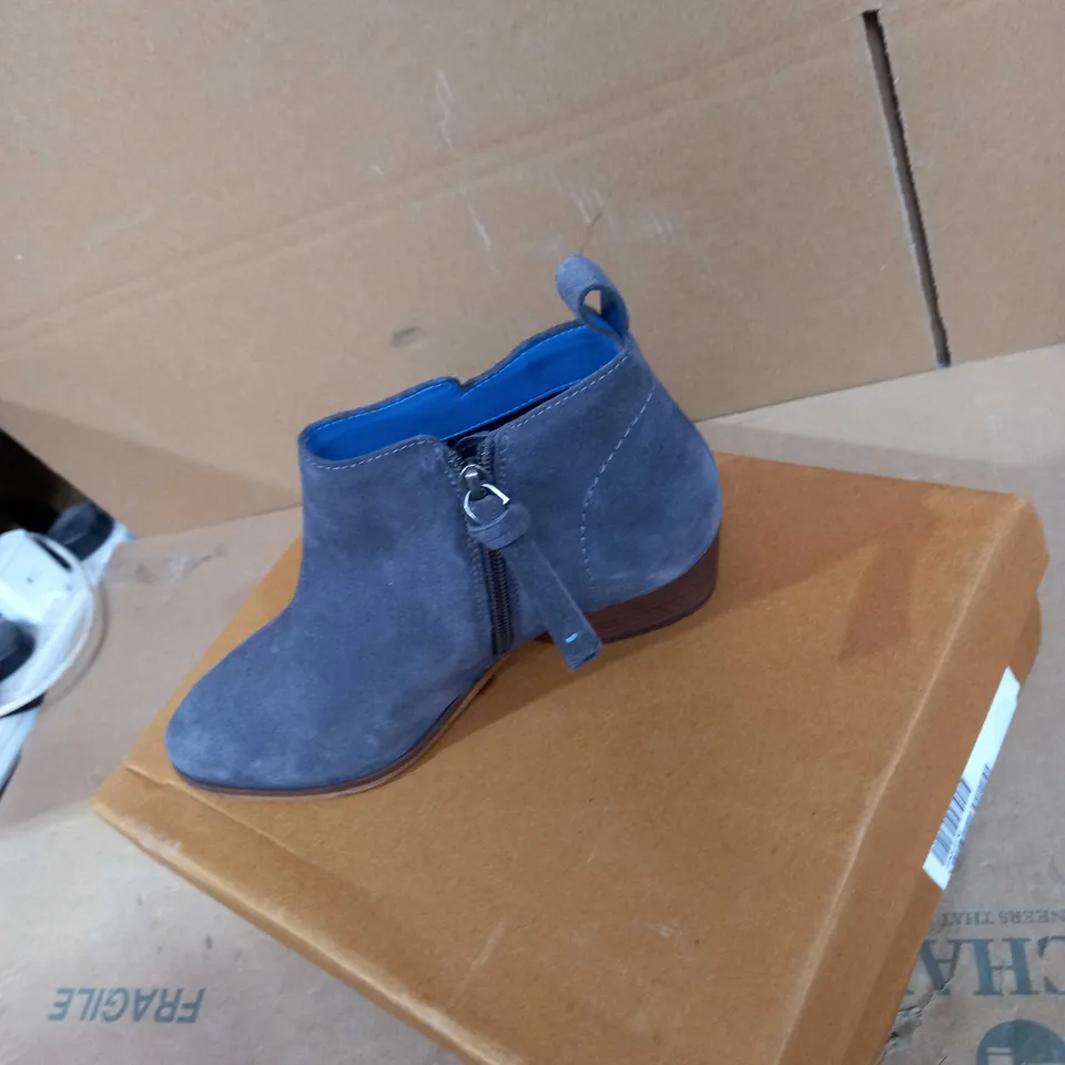 WHITE STUFF STYLE LIGHT GREY BOOTS 