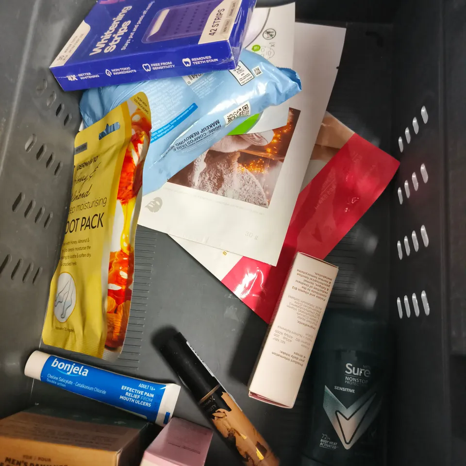 APPROXIMATEY 20 ASSORTED HEALTH AND BEAUTY PRODUCTS TO INCLUDE - CERAVE HYDRATING CLEANSER - LELIVE JELLY SPLASH CLEANSER - RITUALS HAND BALM - ETC