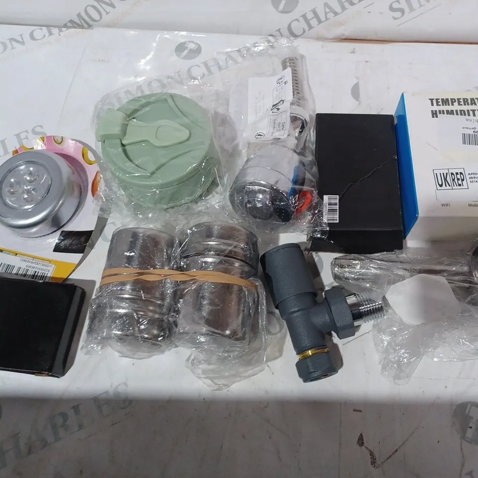 GROUP OF ASSORTED HOUSEHOLD ITEMS 