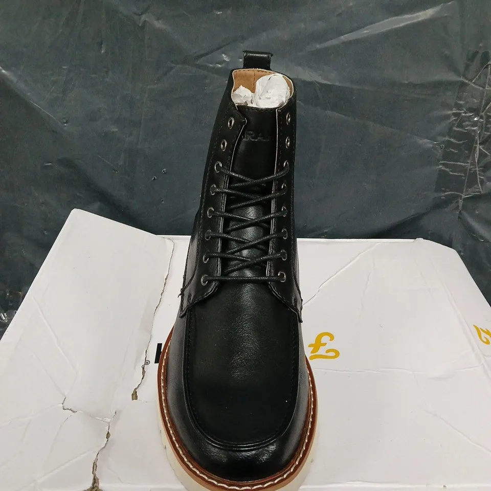 BOXED PAIR OF FARAH DAN BOOT - UK SIZE 7