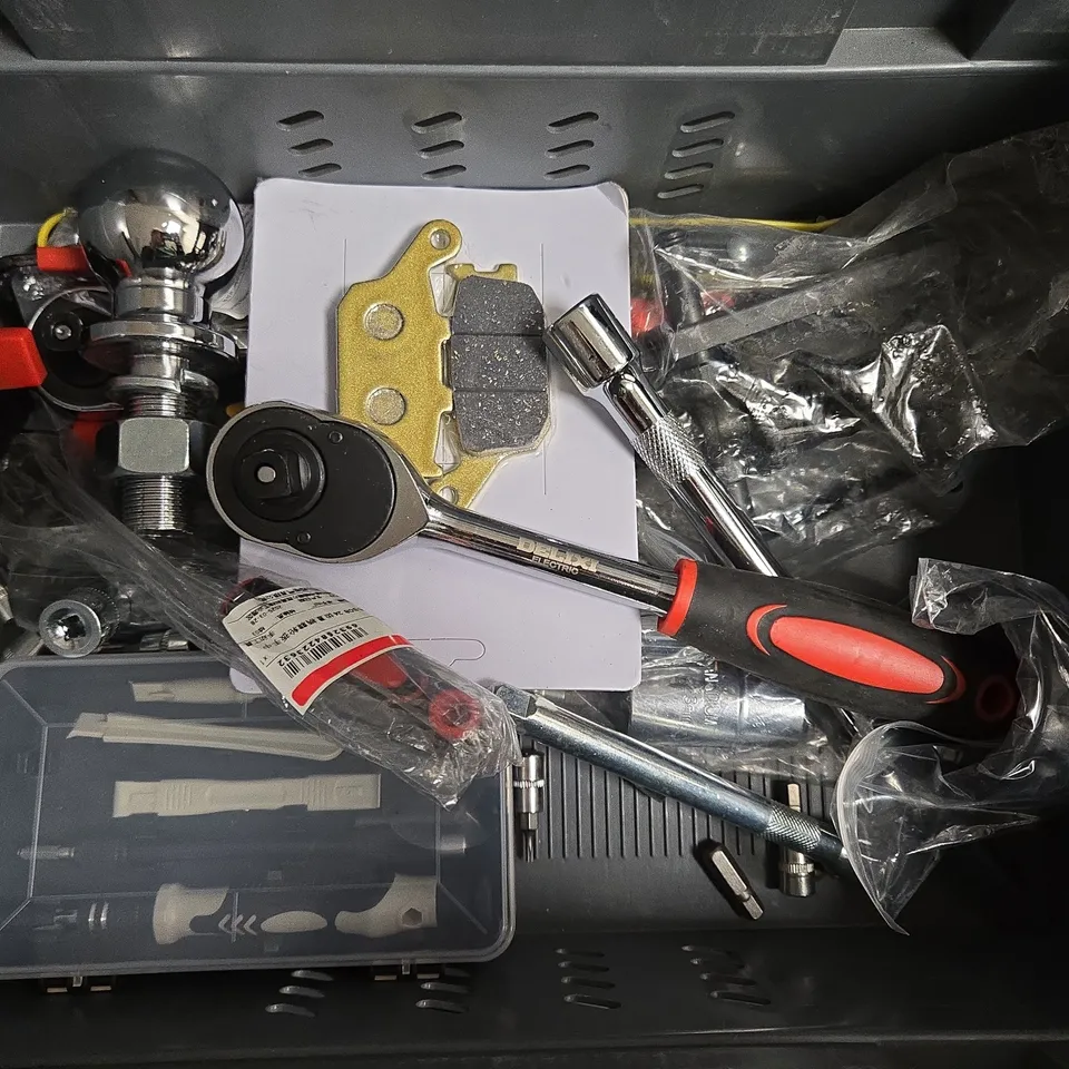 APPROXIMATELY 10 ASSORTED VEHICLE PARTS & ACCESSORIES TO INCLUDE SOCKET WRENCH, BRAKE PADS, TOW BOLT, ETC