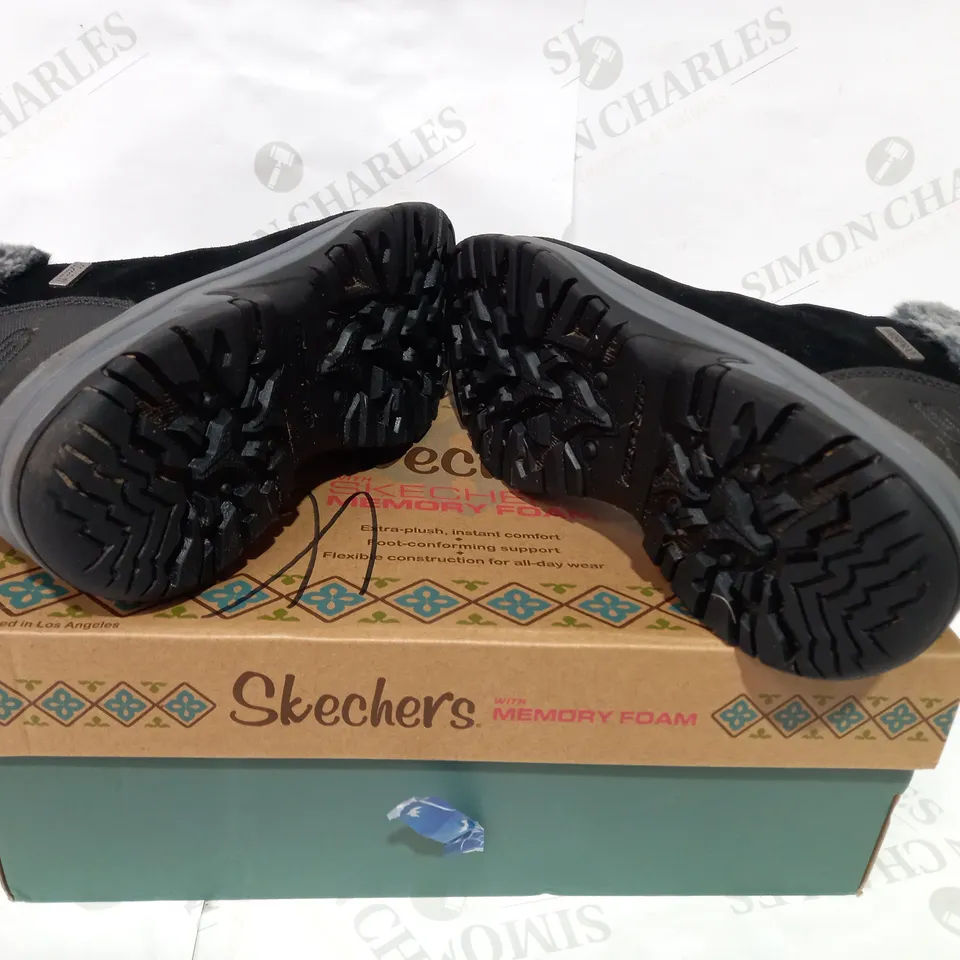 BOXED PAIR OF SKECHERS BLACK CUFF BOOT - SIZE 6