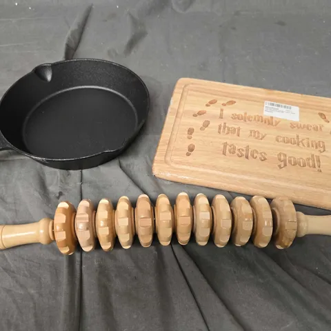 APPROXIMATELY 15 ASSORTED HOUSEHOLD PRODUCTS TO INCLUDE CAST IRON PAN, CHOPPING BOARD, HOME DÉCOR ETC