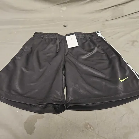 NIKE CASUAL LOGO SHORTS - SIZE LARGE