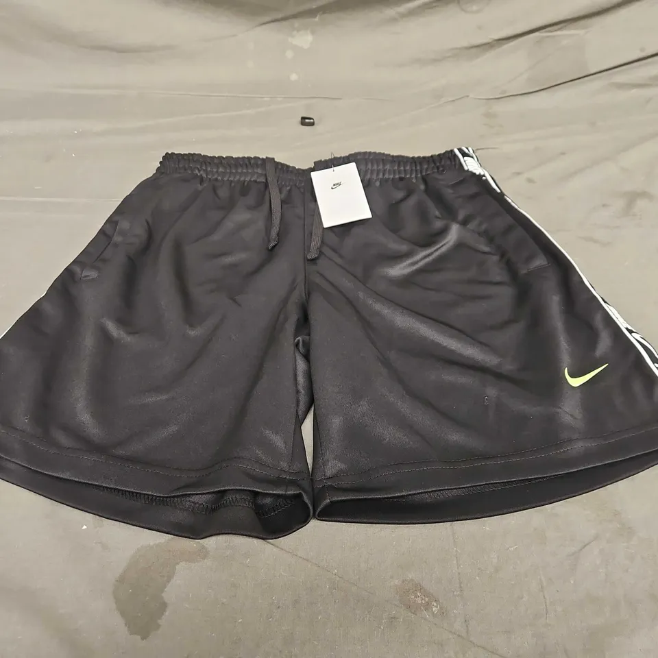 NIKE CASUAL LOGO SHORTS - SIZE LARGE