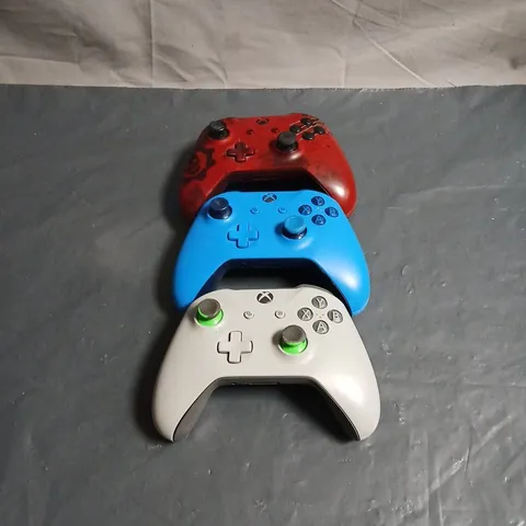 3 X ASSORTED X BOX AND XBOX ONE GAME CONTROLLERS